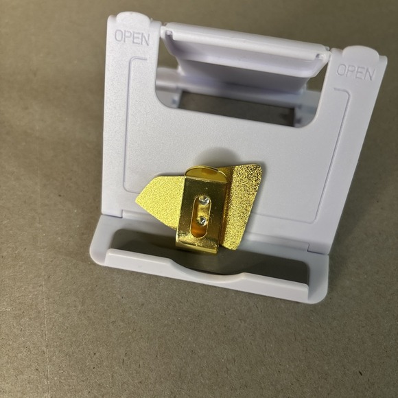 NEW ERA BLACK AND GOLD HAT CLIP - Picture 4 of 7